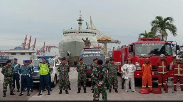 TNI AL Siaga Kapal Perang KRI Banda Aceh-593 Ke Tempat Penampungan Korban Kebakaran Gudang Plumpang